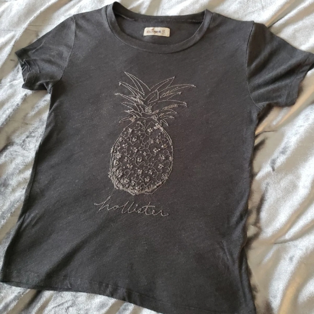 Hollister - Picture 2 of 7